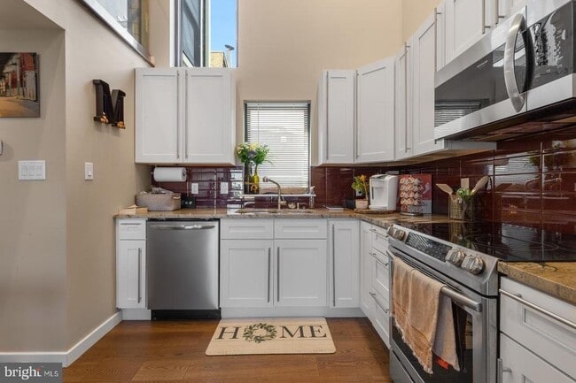 Building Photo - 1142 Crease St Unit 2L