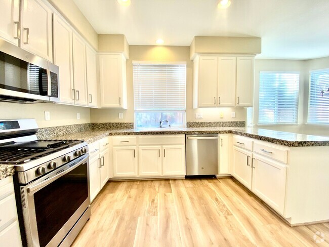 Building Photo - NEWLY RENOVATED, VERY CLEAN 5 BED, 3 BATH,... Rental
