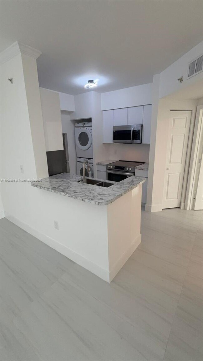 Photo - 17100 N Bay Rd Unidad 1617