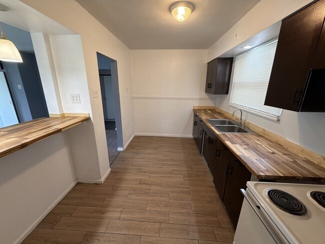 Photo - 10000 Knollcrest Ct