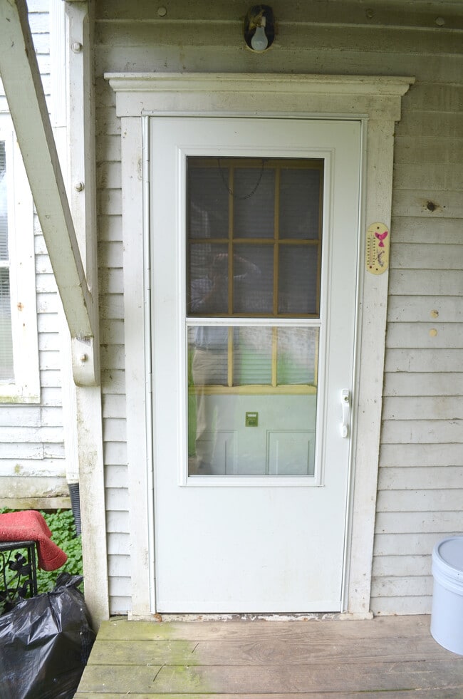 Building Photo - 17360 Riverside Dr Unit Apt D