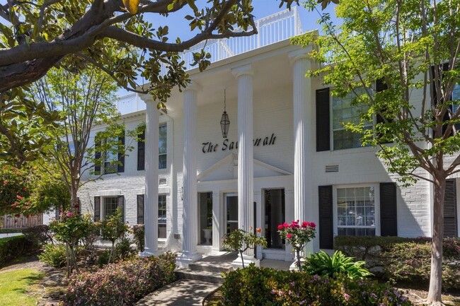 Main entrance to building - 1945 Mount Vernon Ct Condo Unit 6