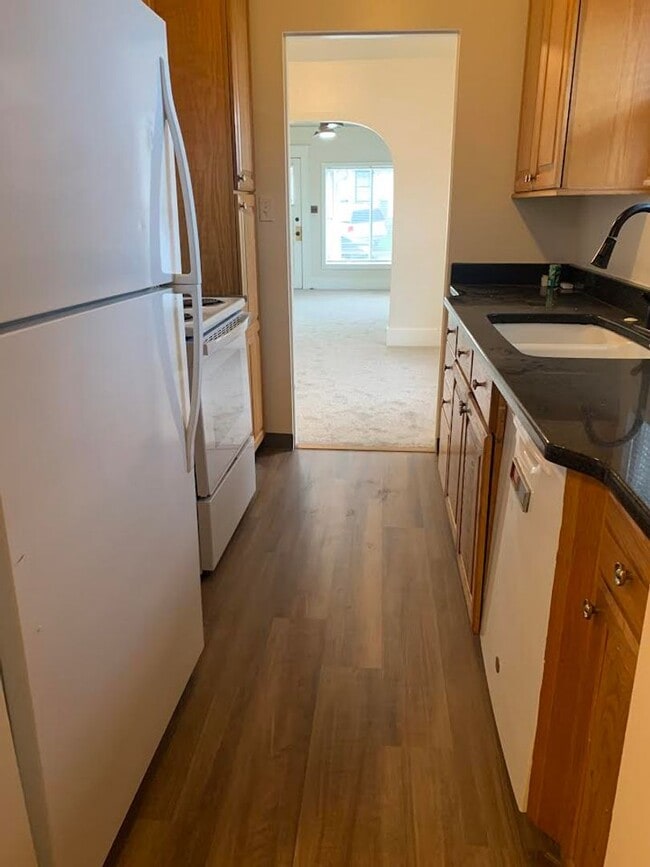 Photo - HALF OFF SECOND MONTH'S RENT WITH SIGNED L...