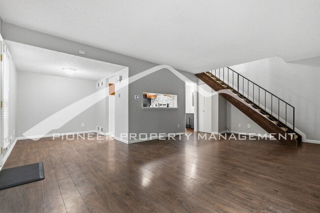 Building Photo - Charming Townhouse with Central AC and Washer/Dryer