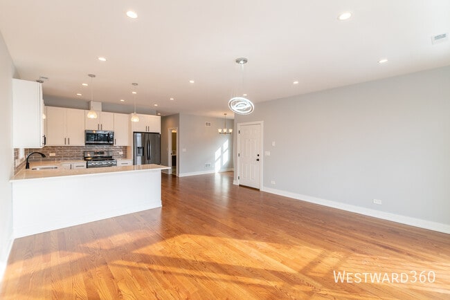 Photo - 3461 N Oconto Ave Unidad 2