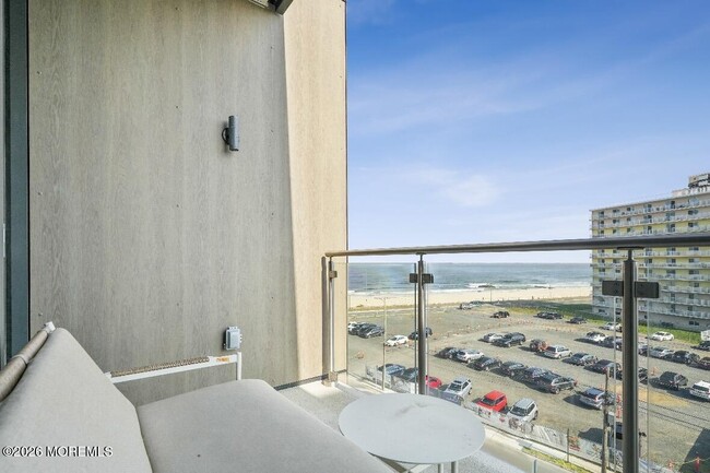 Building Photo - 15 Morris Ave Unit 519