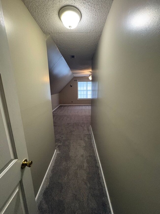 Photo - Spacious and well-maintained home located in the heart of Arlington!