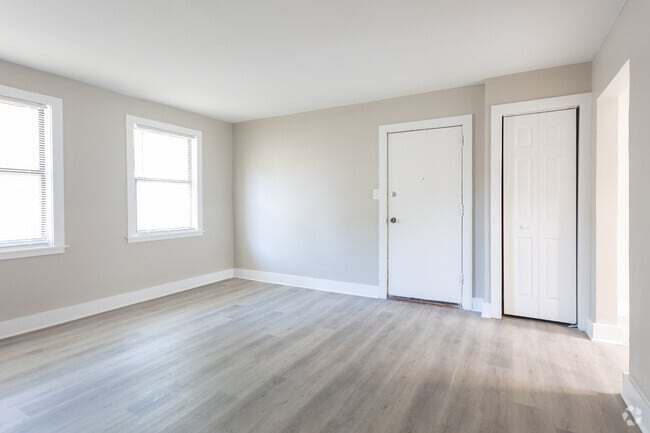 2BR, 1BA - 760SF