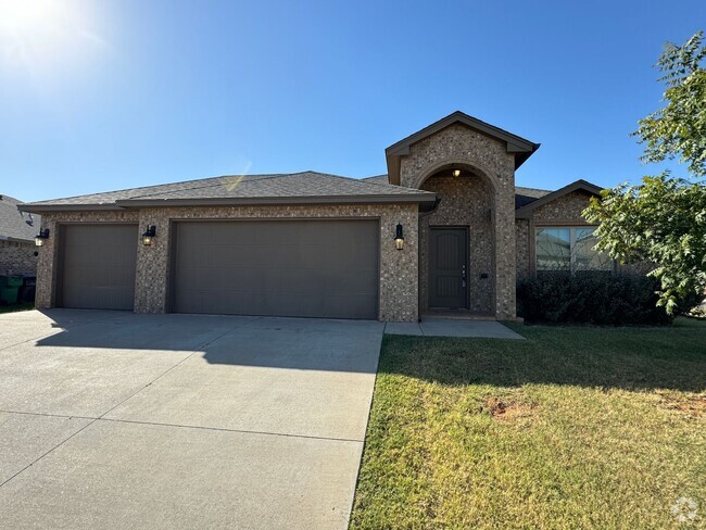 Building Photo - GORGEOUS 3 BEDROOM HOME WITH OFFICE SPACE ...