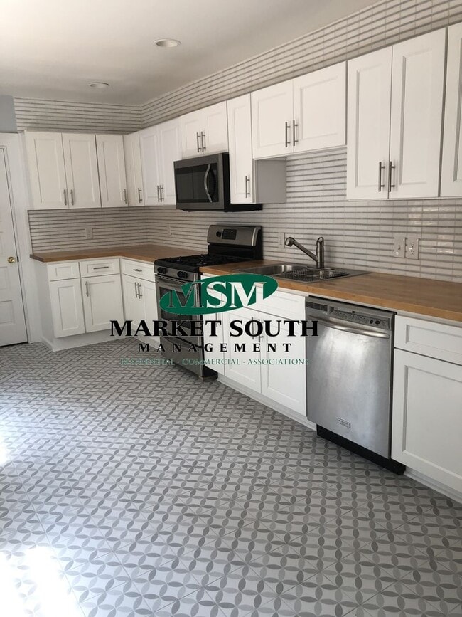 Building Photo - *REDUCED!!* Beautifully Renovated Victoria... Rental