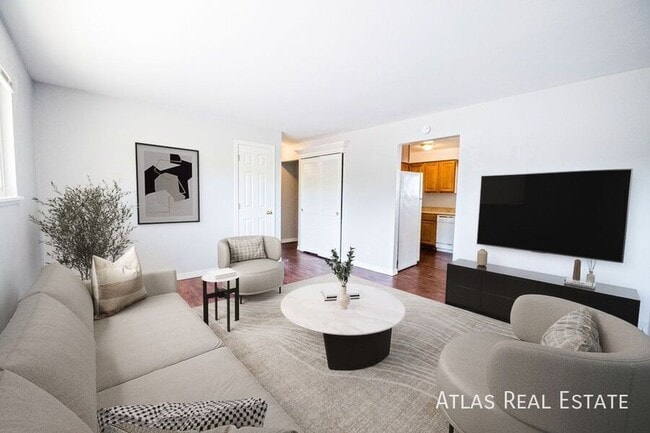 Building Photo - 950 Bishop Ct Unit B