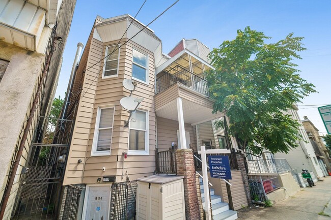 Building Photo - 414 Monastery Pl
