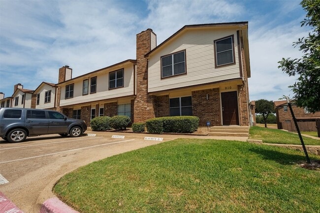 Building Photo - 910 Cedar Terrace Unit 910