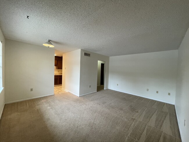 Photo - Apartment For Rent Unit 13