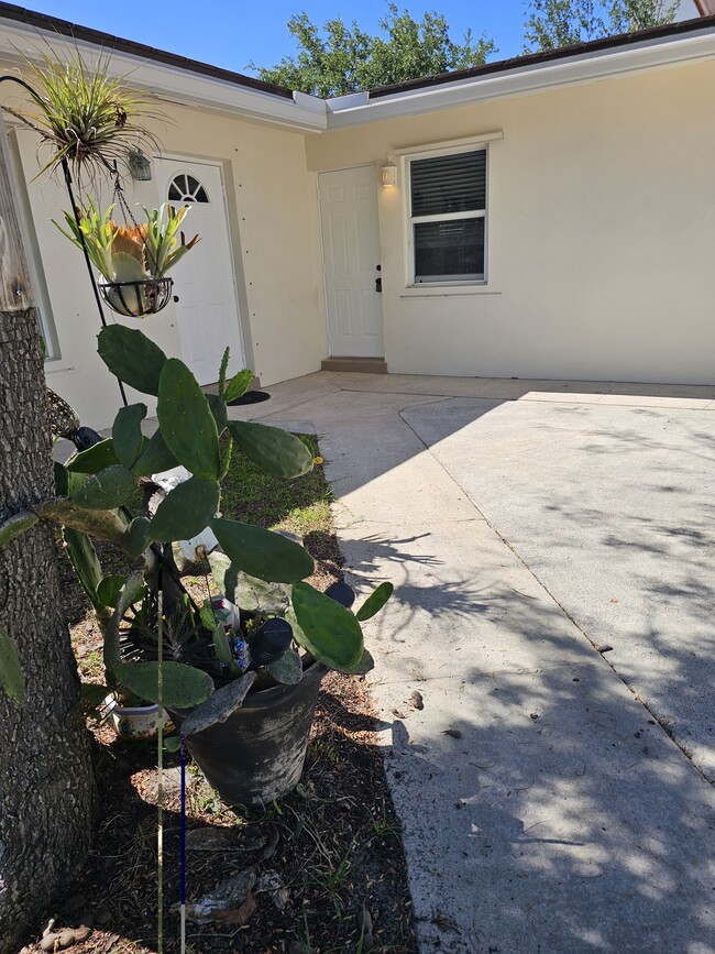 Building Photo - 2607 NE 30th St Unit B