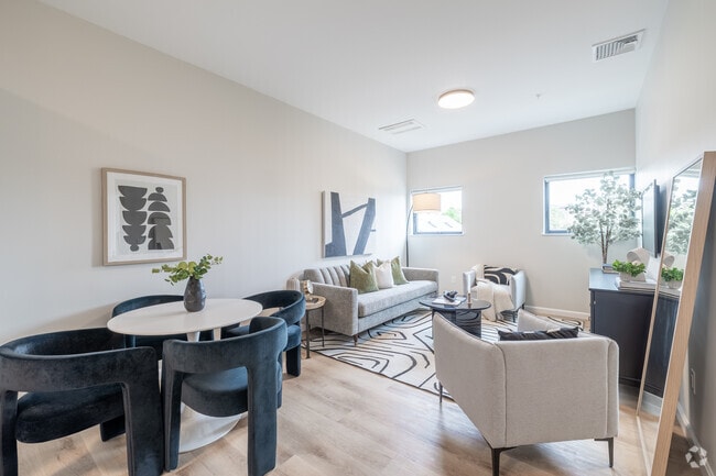 1BR, 1BA - 721SF - Dining Room