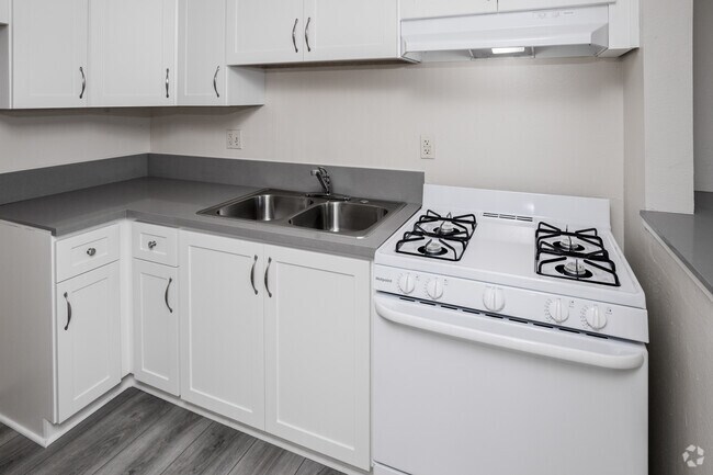 2BR, 1BA - 820 SF