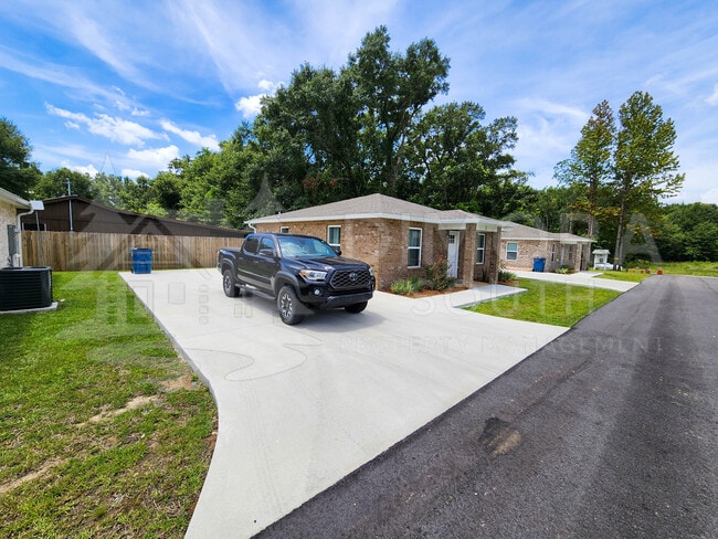 Building Photo - The Cottages of East Avenue