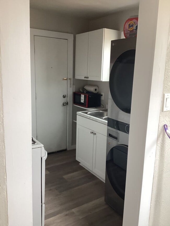 Photo - Cute Updated One Bedroom Near Park & Schools! Pets Welcome!