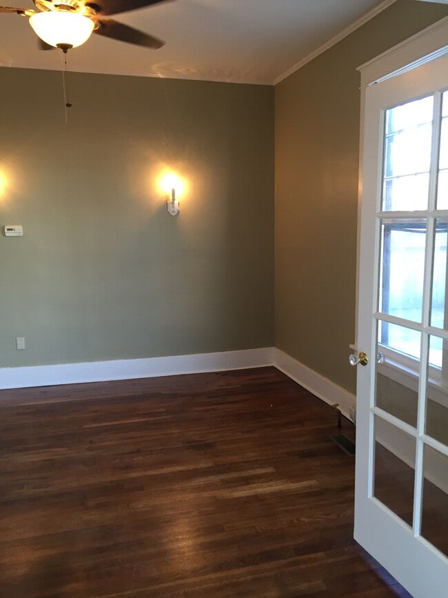 Sala de estar con puertas francesas - 1004 Scott St Apartamentos Unidad 6