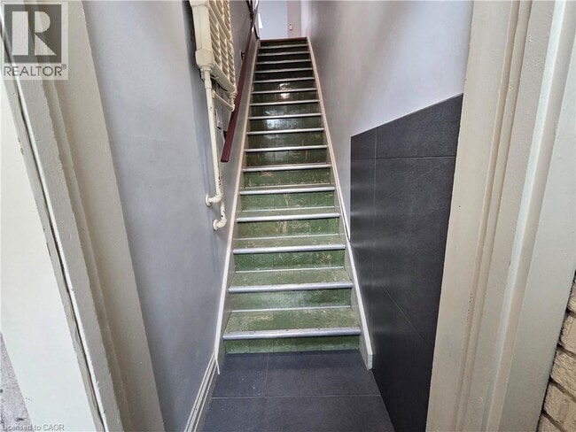 Photo - 971.5 MAIN Street E