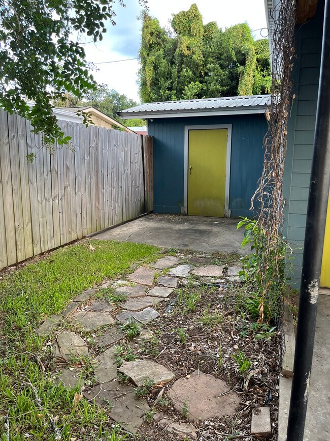 Washer + Dryer/Extra Storage - 429 Saint Thomas St Unit B