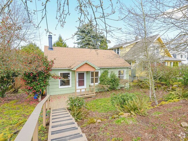 Building Photo - 2225 SW Idaho St Rental