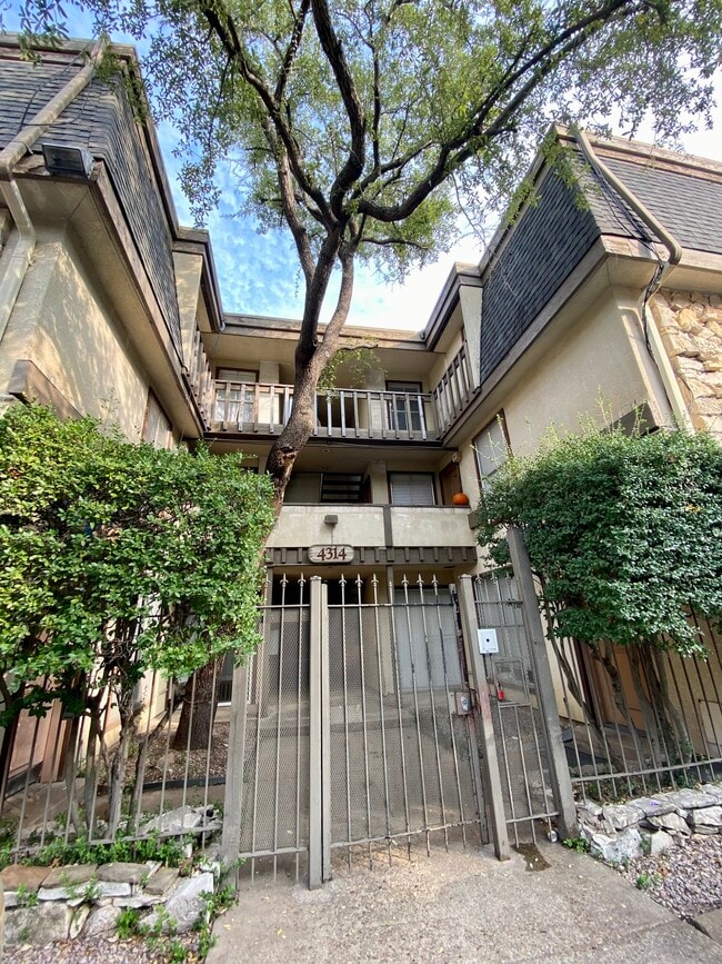 Building Photo - 4314 Travis St Unit #108