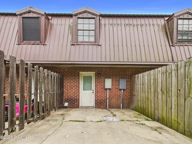 Building Photo - 104 Country Ln