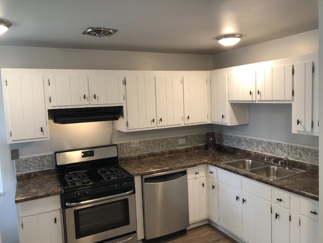 Photo - 842 W 7th St