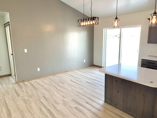Photo - 3915 Swan Rd
