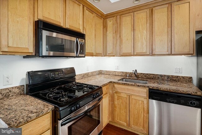 Building Photo - 632 Pine St Unit 2