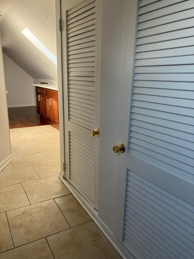 Building Photo - 2714 S Sacramento Ave Unit 3