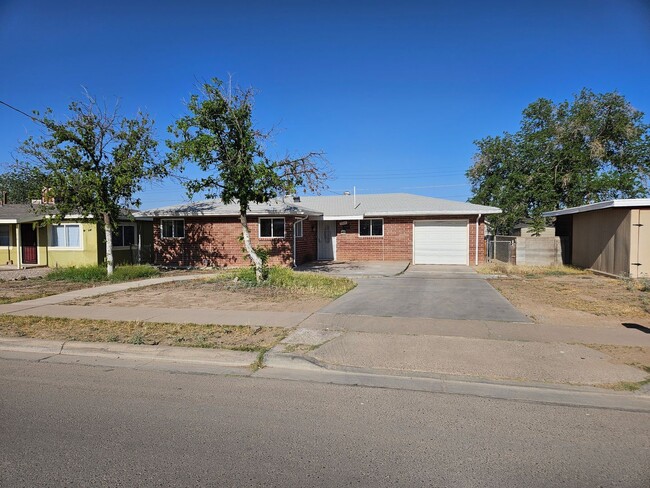 Building Photo - 3 Bedroom / 2 Bath Home with Refrigerated Air & 1-Car Garage 6 Month Lease!