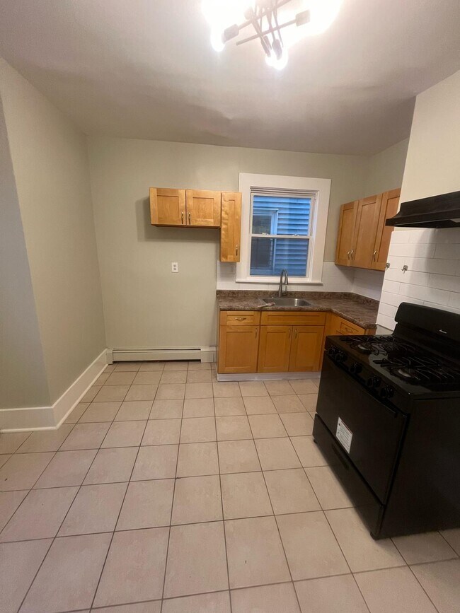 249 Amherst St 2R - 253 Amherst St Apartments Unit 2R