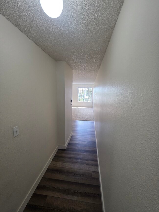 Building Photo - 2405 NW Irving St Unit B-12