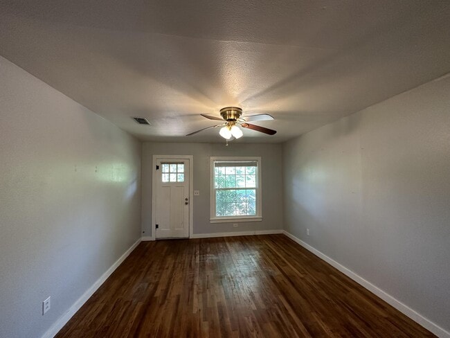 Photo - 208 N Bowie St
