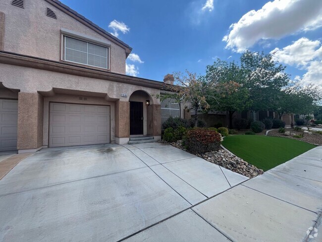 Building Photo - Charming Oversized 2 Bed, 2 Bath Townhouse...