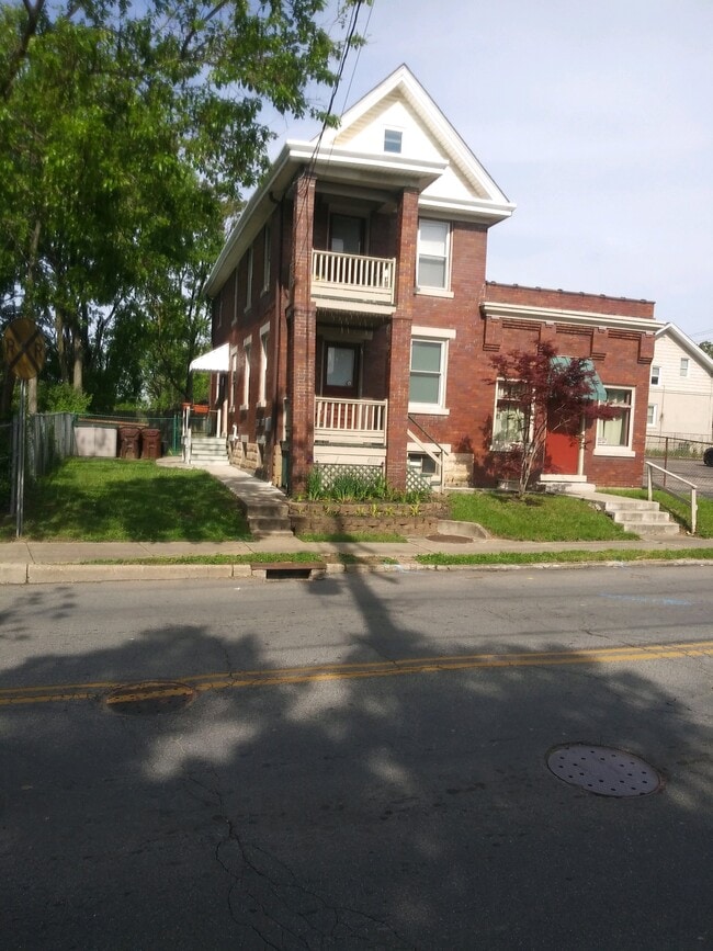Building Photo - 4819 Forest Ave Unit #2 Rental
