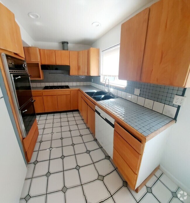 Building Photo - 3/4 mile to beach 3BR in Redondo Beach Rental