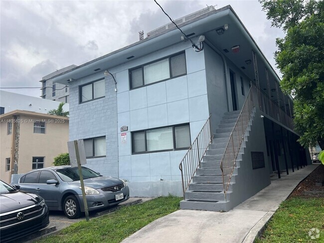 Building Photo - 421 SW 6th St Unit 4 Rental