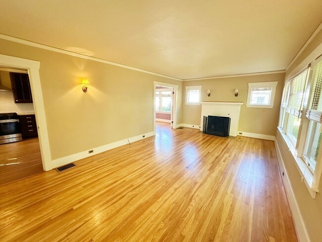Photo - Stunning 3 Bedroom with Fully Fenced Yard ...