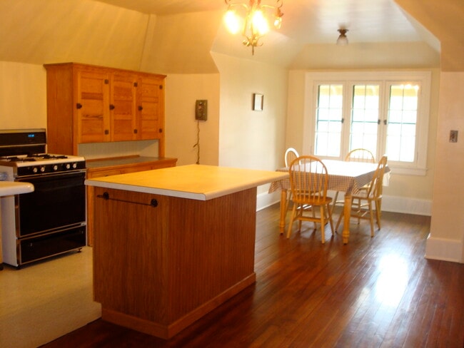 kitchen with dining area - 207 N 3rd St Unit 207B