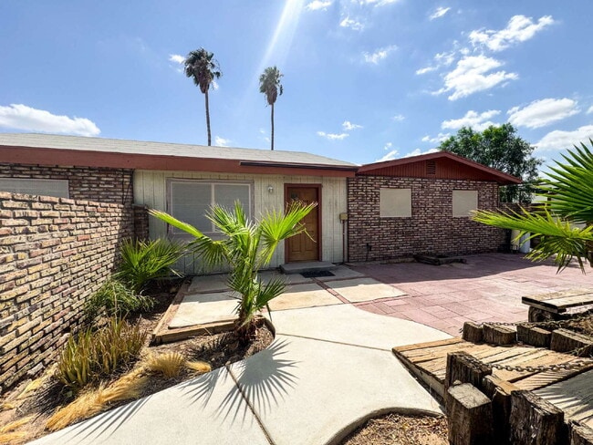 Building Photo - "Spacious 3-Bedroom Oasis in Yuma - 2,721 ... Rental