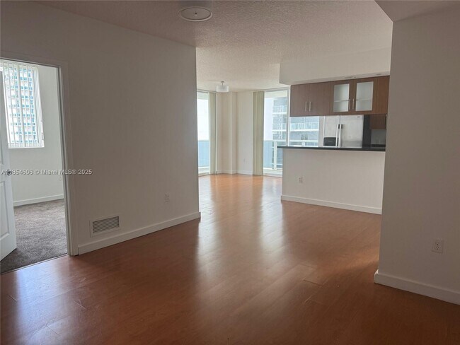 Photo - 601 NE 23rd St Unidad 1402