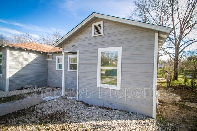 Photo - 936 Poinsettia St