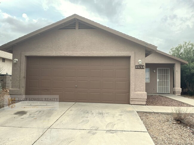 3 bed 2 bath, garage, fenced yard, washer/... - 3 bed 2 bath, garage, fenced yard, washer/... House