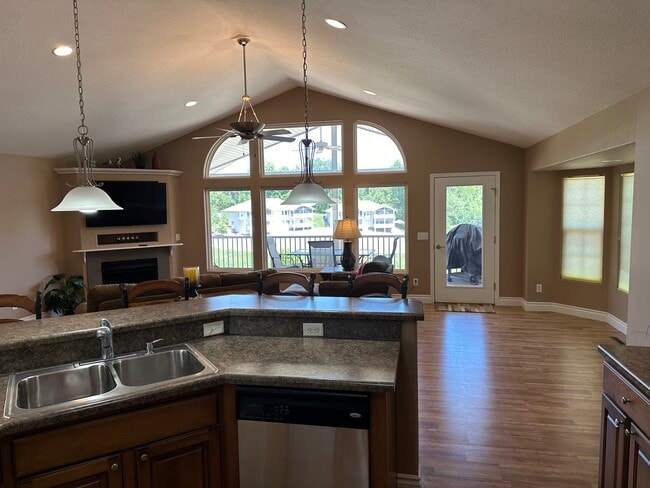 Photo - 5214 Big Ship