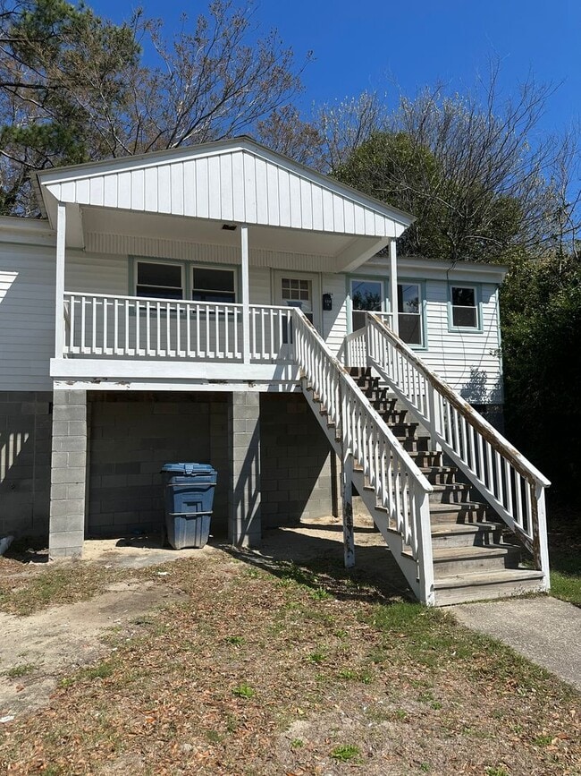 Building Photo - Renovated 3 Bed 1 Bath House