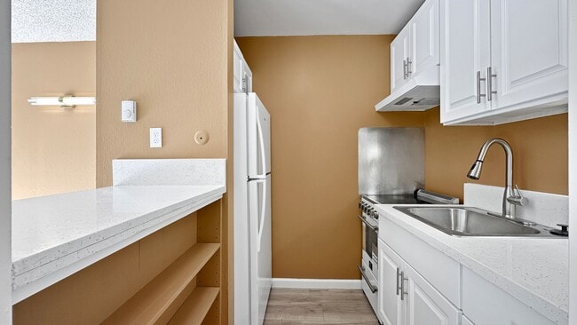 Photo - Brand New Studio with your Own Patio and Morning Sunlight! Unidad F212